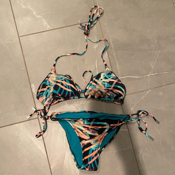Women’s Volcom bikini set small - Picture 2 of 6